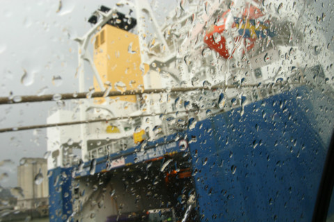France, Haute Normandie, Seine Maritime, Rouen, grand port maritime, gouttes d'eau de pluie, cargo a quai, 
scene de vie sur le port