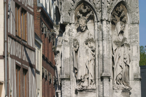 France, Haute Normandie, Seine Maritime, Rouen, place de la croix de pierre et sa fontaine, monument, sculpture,