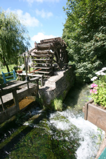 France, Haute Normandie, Seine Maritime, veules les roses, pays de Caux maritime, pont sur la veules, plus petit fleuve de france, moulin a eau,