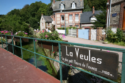 France, Haute Normandie, Seine Maritime, veules les roses, pays de Caux maritime, au fil de la veules, plus petit fleuve de france, pont, chemin des champs elysees