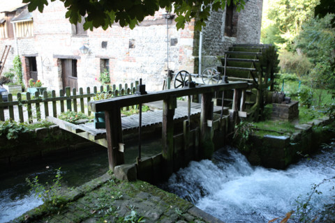 France, Haute Normandie, Seine Maritime, veules les roses, pays de Caux maritime, pont sur la veules, plus petit fleuve de france, moulin a eau,
