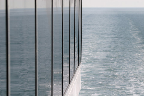 France, Haute Normandie, au large de la cote d'albatre, mer Manche, effet de reflet sur le ferry seven sisters de transmanche ferries,