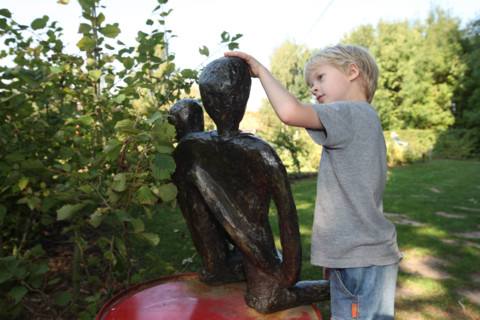 France, Haute Normandie, Seine Maritime, pays de bray, massy, labyrinthe vegetal artmazia, fonde par l'artiste Geoff Troll, enfant contemplant une sculpture, personnage ok,