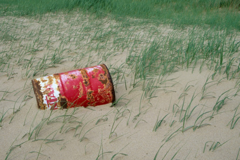 France, environnement, developpement durable, pollution, dechets, decharge sauvage, poubelle, detritus, bidon huile dans les dunes, sable, oyats,
