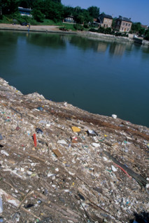 France, environnement, developpement durable, pollution, dechets, decharge sauvage, poubelle, detritus, Seine, village, berge,
