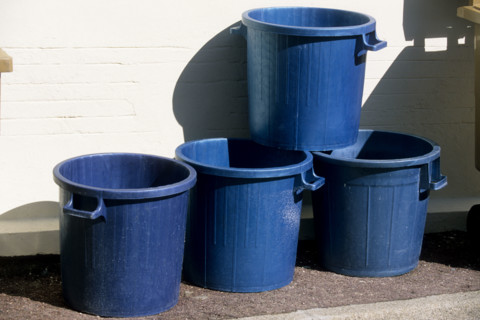 France, environnement, developpement durable, pollution, dechets, poubelles neuves, detritus,