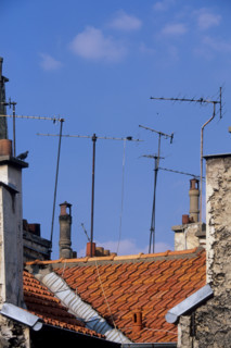 France, environnement, toits, tuiles, antennes de television, rateaux, reception, emissions, tv, pollution visuelle, parabole,