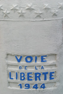 France, Basse Normandie, Manche, plages du debarquement, detail d'une borne de la voie de la liberte, seconde guerre mondiale, liberation 1944,
