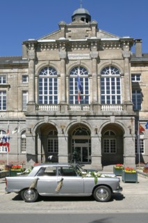 France, Basse Normandie, orne, domfront, hotel de ville, institution, mairie, voiture de mariage 404 peugeot stationnee,
