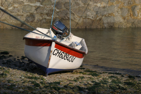 France, Basse Normandie, Manche, Cotentin, cap de la hague, port Racine, Saint-Germain des vaux, plus petit port de france, barques, cordages, digue, maree basse,