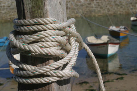 France, Basse Normandie, Manche, Cotentin, cap de la hague, port Racine, Saint-Germain des vaux, plus petit port de france, barques, cordages, digue, poteau,