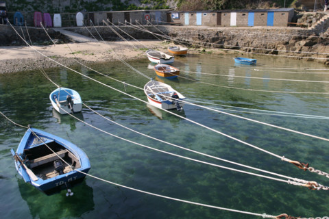 France, Basse Normandie, Manche, Cotentin, cap de la hague, port Racine, Saint-Germain des vaux, plus petit port de france, barques, cordages, digue,