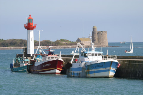 France, Basse Normandie, Manche, val de saire, saint vaast la hougue, chalutiers amarres a la digue, face a l'ile tatihou, fort vauban, phare, bateaux de peche,