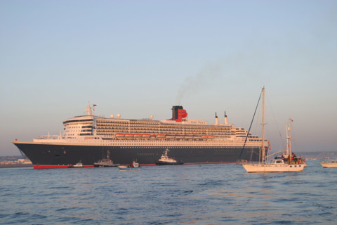 France, Basse Normandie, Manche, Cotentin, Cherbourg, rade, premiere escale francaise du paquebot Queen Mary II le 14 avril 2004, compagnie cunard, remorqueur, accueil au port,