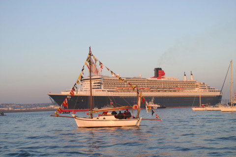 France, Basse Normandie, Manche, Cotentin, Cherbourg, rade, premiere escale francaise du paquebot Queen Mary II le 14 avril 2004, compagnie cunard, plaisanciers, voiliers, accueil au port,