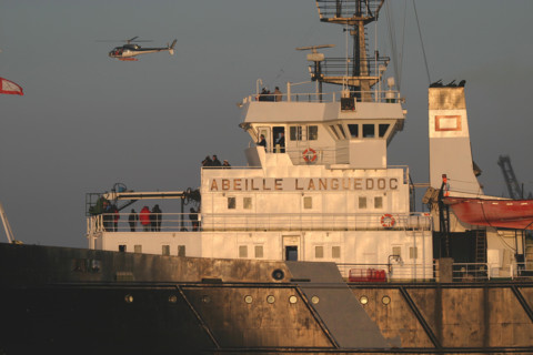 France, Basse Normandie, Manche, Cotentin, Cherbourg, premiere escale francaise du Queen Mary II le 14 avril 2004, remorqueur de haute mer abeille languedoc, marine nationale, helicoptere militaire,