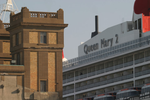 France, Basse Normandie, Manche, Cotentin, Cherbourg, rade, premiere escale francaise du paquebot Queen Mary II le 14 avril 2004, compagnie cunard, navire a quai, gare transatlantique,