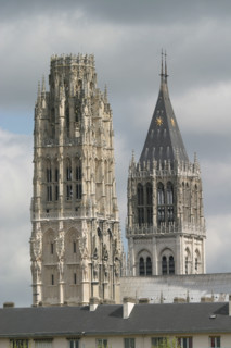 France, Haute Normandie, Seine Maritime, Rouen, cathedrale Notre-Dame, tour du beurre et tour Saint-Romain, perspective depuis la rue Saint-Romain, ciel nuageux,