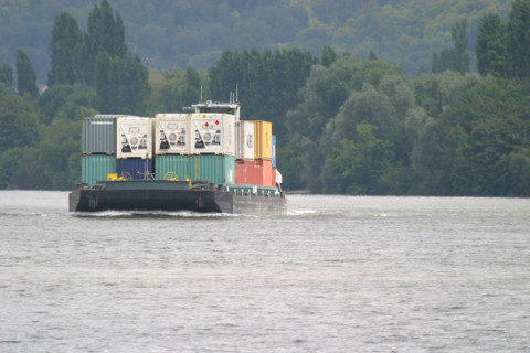 France, Haute Normandie, Seine Maritime, vallee de la Seine, barge porte conteneurs en Seine, container, transport fluvial, arbres, berges,