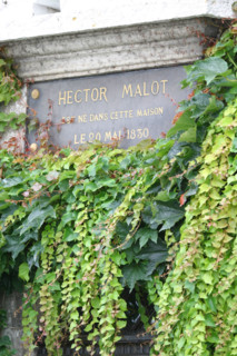 France, Haute Normandie, Seine Maritime, vallee de la Seine, la bouille, maison natale d'hector malot, plaque, vegetation,