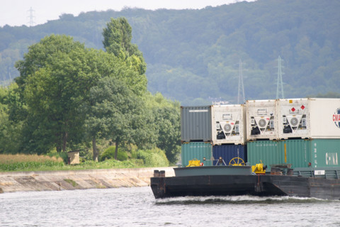 France, Haute Normandie, Seine Maritime, vallee de la Seine, barge porte conteneurs en Seine, container, transport fluvial, arbres, berges,