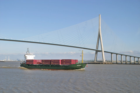 France, Haute Normandie, Seine Maritime, pont de Normandie, cargo passant sous le pont, la Seine, porte conteneurs, container,