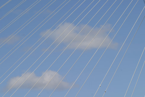 France, Haute Normandie, Seine Maritime, pont de Normandie, detail des haubans et ciel nuageux,