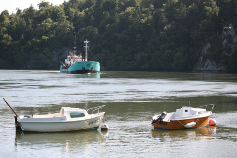 France, Bretagne, Finistere sud, Cornouaille, l'odet au niveau des vire court, cargo caboteur en route et petits bateaux amarres,