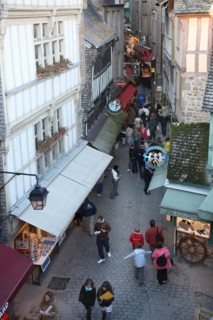 France, Basse Normandie, Manche, pays de la baie du Mont-Saint-Michel, depuis les marches de l'abbaye, habitat, maisons du mont grande rue