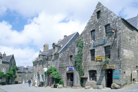 France, Bretagne, Finistere, Locronan, rue du village avec ses boutiques d'artisanat, habitat traditionnel, granit,