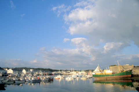 France, Bretagne, Finistere sud, Cornouaille, Concarneau, la ville close, fortification vauban, le port de peche autour de la ville close, bateau musee a droite, chalutier hemerica, ciel nuageux, bate...