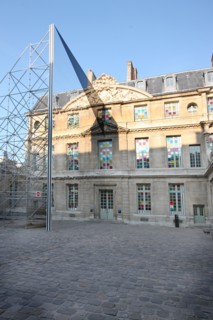 France, Paris 3e arrondissement, quartier du Marais, rue de Montmorency, Hotel Sale, musee Picasso, la coupure, installation de Daniel Buren, miroir, facade sur cour, echafaudage