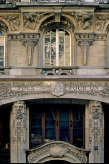 Building 12 rue du Renard, Paris