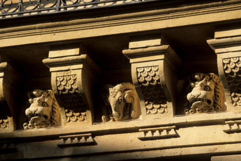 France, Paris 4e, le marais, rue Francois miron, hotel de beauvais, monument historique, hotel particulier, facade sur cour, decors sculptes, frise, animaux,