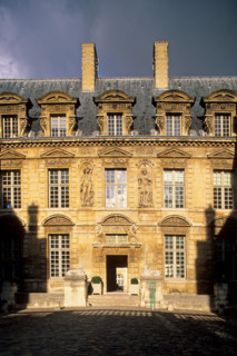 France, Paris 4e, le marais, 62 rue saint antoine, hotel de sully, siege des monuments nationaux, monum, monument historique, hotel particulier, facade sur cour, decors sculptes, ciel d'orage,