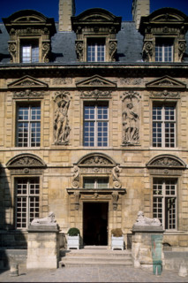 France, Paris 4e, le marais, 62 rue saint antoine, hotel de sully, siege des monuments nationaux, monum, monument historique, hotel particulier, facade sur cour, decors sculptes,
