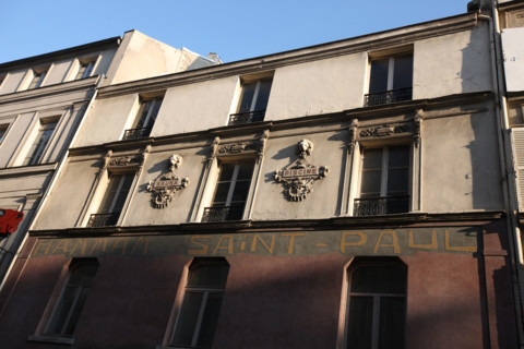 France, ile de france, paris 4e le marais, 4 rue des rosiers, ancien hammam saint paul, bar, facade decoree, sauna, piscine, sculptures,