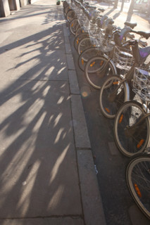 France, paris 7e, avenue rapp, staion velib, velo en libre service, ombre sur le trottoir, circulation urbaine, environnement,