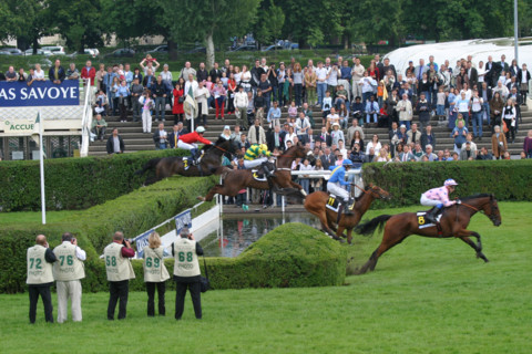 France, ile de france, paris 16e, hippodrome d'auteuil, course d'obstacles, gras savoye grand steeple-chase de paris 2004, jockey, cheval, prix, pur sang, cheval, hippisme, turf, photographes sur la p...