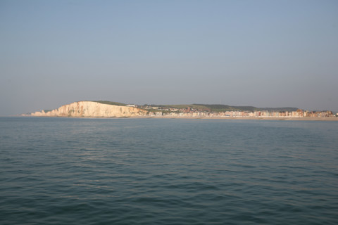 France, somme, entre picardie et Normandie, mers les bains, face au treport, pays de la bresle maritime, vue sur la cote et les falaises, cote d'albatre, depuis le large,