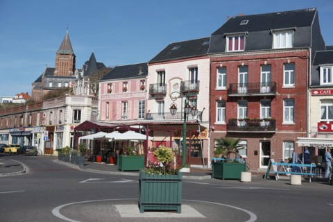 France, somme, entre picardie et Normandie, mers les bains, face au treport, pays de la bresle maritime, cote d'albatre, centre ville maisons, station balneaire, villegiatures,