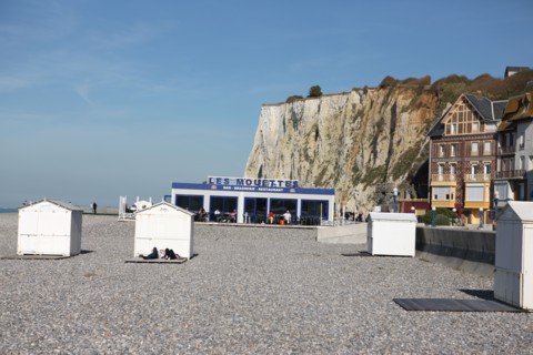 France, somme, entre picardie et Normandie, mers les bains, face au treport, pays de la bresle maritime, cote d'albatre, plage, galets, cabines de bains, station balneaire,