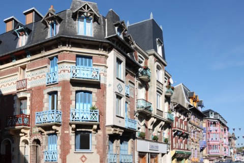 France, somme, entre picardie et Normandie, mers les bains, face au treport, pays de la bresle maritime, cote d'albatre, centre ville maisons, balcons et bow windows typiques, station balneaire, ville...