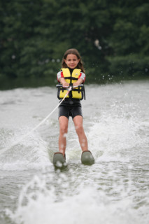 France, picardie, somme, bouvaincourt sur bresle, frontiere avec la Normandie, club de ski nautique sur l'etang de bouvaincourt, sport de glisse, enfant 8 ans, personnage ok,