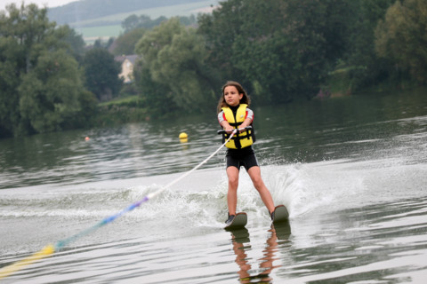 France, picardie, somme, bouvaincourt sur bresle, frontiere avec la Normandie, club de ski nautique sur l'etang de bouvaincourt, sport de glisse, enfant 8 ans, personnage ok,