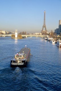 France, paris 16e, la seine, peniche au niveau du pont de grenelle, statue de la liberte en travaux,