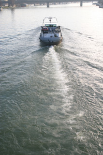 France, ile de france, hauts de seine, boulogne billancourt, la seine, transport fluvial, peniche, trace de route dans l'eau,