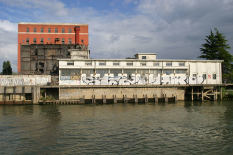 France, ile de france, hauts de seine, gennevilliers, la seine, transport fluvial, port autonome de paris, marchandise, entrepots, tags, graffiti,