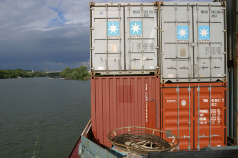 France, ile de france, hauts de seine, gennevilliers, la seine, transport fluvial, peniche, porte conteneurs, containers, port autonome de paris, marchandise,