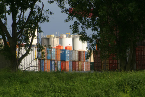 France, ile de france, hauts de seine, gennevilliers, la seine, transport fluvial, peniche, porte conteneurs, containers, port autonome de paris, marchandise, arbres, entrepots,